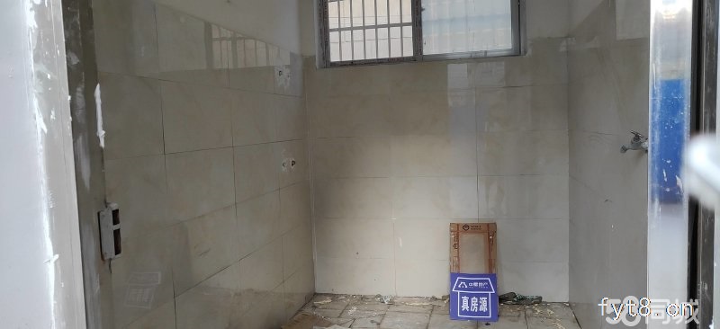 一楼超大带院装修好的,城中心地段,出路方便价格不贵吆