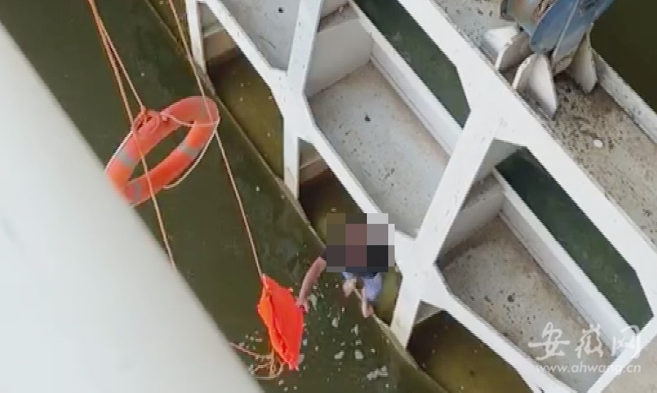 阜阳一男子钓鱼时落水被困水闸 警民携手救援上岸